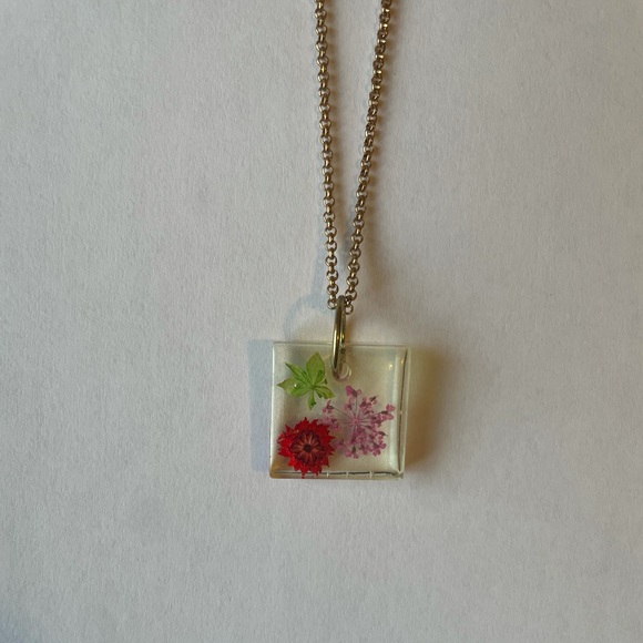 Resin Flower Necklace/Pendant/Gold Chain/Jewelry - Picture 2 of 3